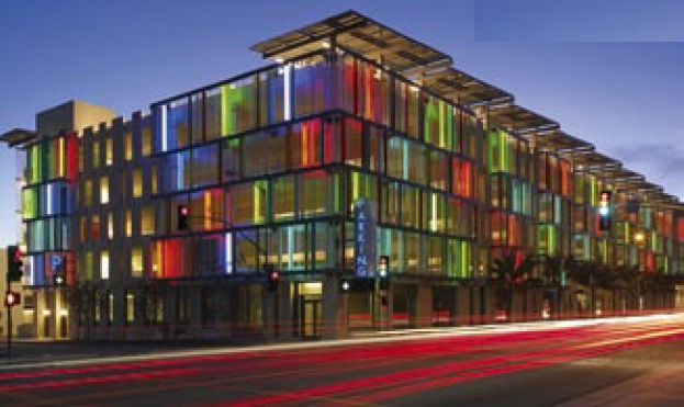 Edificio con fachada U-GLAS